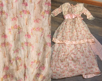 Prachtige jurk met bloemenprint uit de jaren 1910, zijden chiffon en roze zijdesatijn, dromerig, Edwardiaans kant