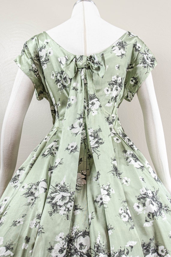 Gorgeous 50s/60s Green Satin Floral Printed Circl… - image 6