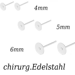 Könnte beinhalten: Silberfarbene Ohrstecker in den Größen 4 mm, 5 mm und 6 mm. Die Ohrstecker haben eine flache, runde Scheibe zum Befestigen von Ohrringen. Der Text "chirurg.Edelstahl" ist darunter gedruckt.
