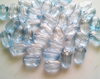 20x glass beads tulips 11 mm x 7.5 mm light blue color
