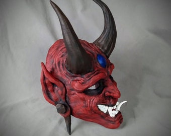 日本の伝統的な般若の面 鬼 悪魔 日本の能 伝統的な面 悪魔 赤 赤い