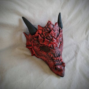 Masque / Demi-masque de dragon rouge