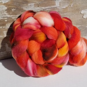 Rosengarten- handbemalter 23 mikron Merino Kammzug ideal zum Spinnen, Filzen und Weben