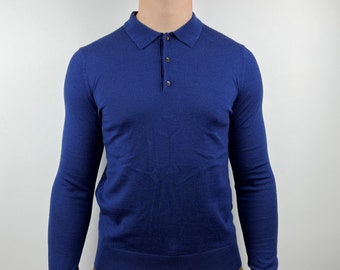 Könnte beinhalten: Ein langärmliges, blaues Poloshirt mit Knopfleiste.