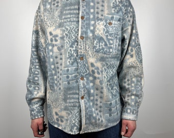 Camisa tipo sobrecamisa de forro polar con estampado abstracto, estilo vintage de los 90, marca europea. Talla XL.