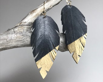 Brincos de tubo interno de penas mergulhadas em ouro
