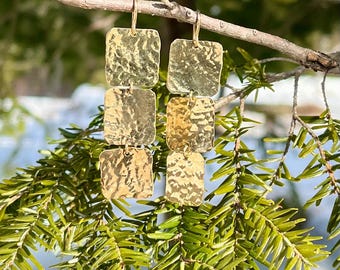 Brincos quadrados de latão em camadas