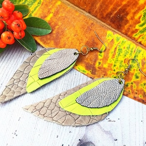 Pendientes largos plumas cuero, pendientes verde gris, pendientes cuero, pendientes largos, aretes alas, pendientes boho, bisutería cuero
