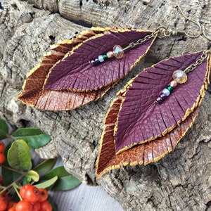 Pendientes cuero hojas, Pendientes hojas otoño, Pendientes granate marrón, Pendientes cuero plumas, Pendientes largos boho chic