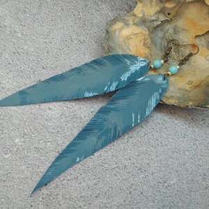 Pendientes largos lila, Pendientes plumas cuero morados, Pendientes cuero charol, Pendientes lavanda, Pendientes largos boho