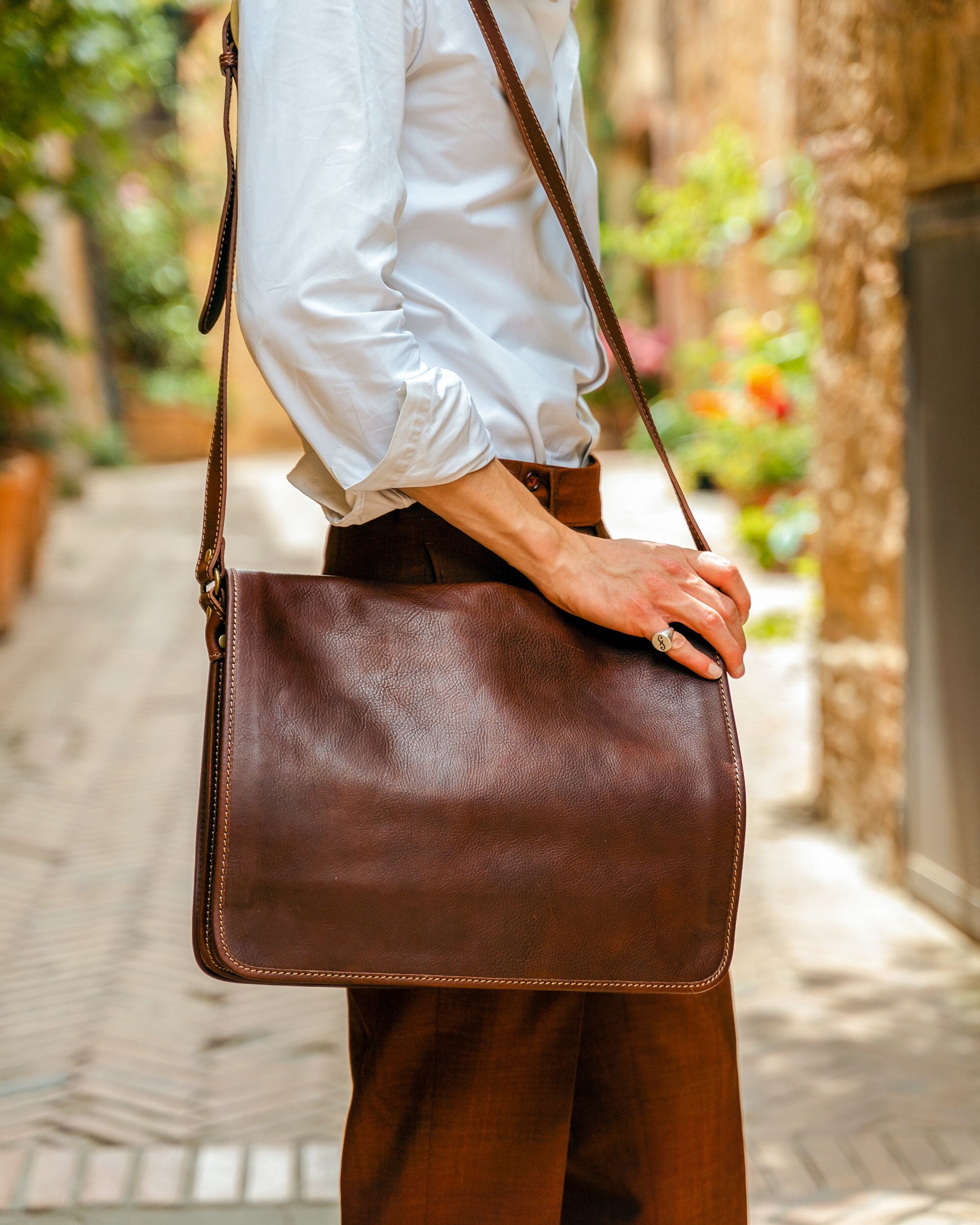 City Style Messenger Bag made of Italian Smooth Box Calfskin with MacBook  pocket