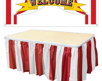 Könnte beinhalten: Ein rechteckiger Tisch mit einer hellen, holzfarbenen Tischplatte und einem rot-weiß gestreiften Rock. Über dem Tisch befindet sich ein Banner mit dem Wort "WELCOME" in einer Schriftart im Zirkusstil auf einem gelben Banner.