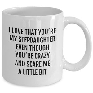 Divertida taza hijastra, me encanta que seas mi hijastra a pesar de que estás loca y me asustas un poco, Regalo perfecto para la hijastra