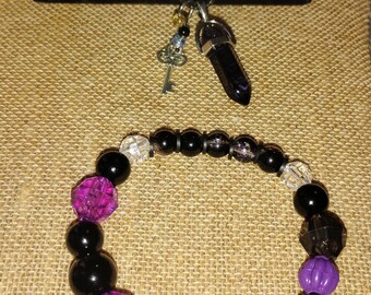 Conjunto: collar con punta de cristal y pulsera con dije.