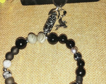 Conjunto: collar con punta de cristal y pulsera con dije.
