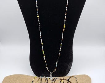 Conjunto de tobilleras/pulseras intercambiables con un collar a juego.