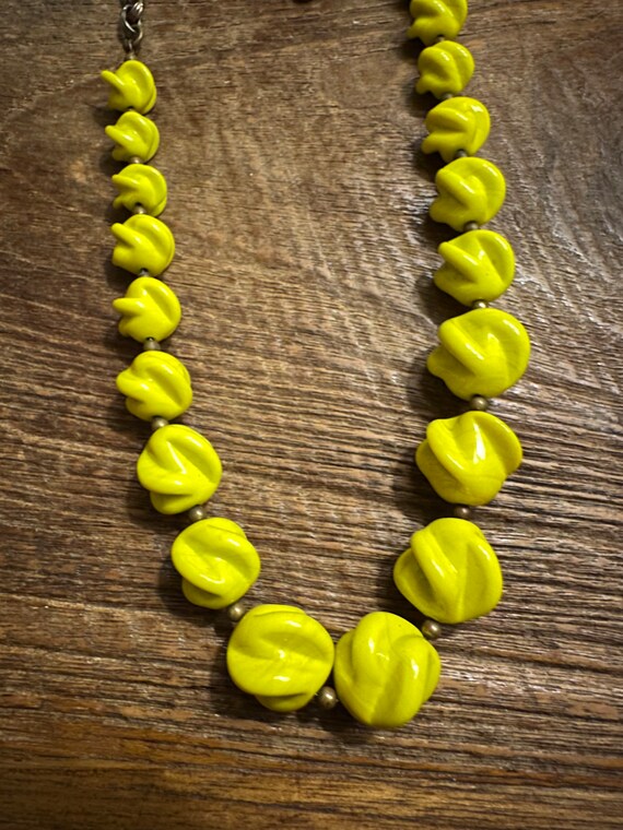 Vintage Chartreuse Glass Bead Choker Necklace - image 7