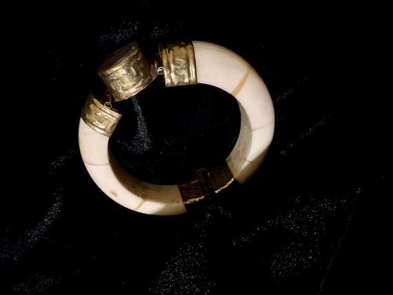Vintage Bovine Bone Hinged Bracelet with Agate - image 7