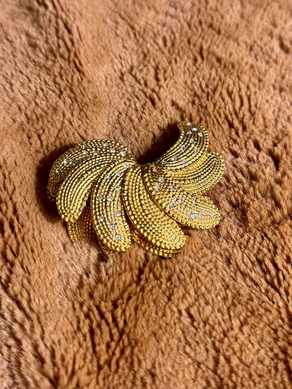 Hattie Carnegie Signed Brooch - image 1