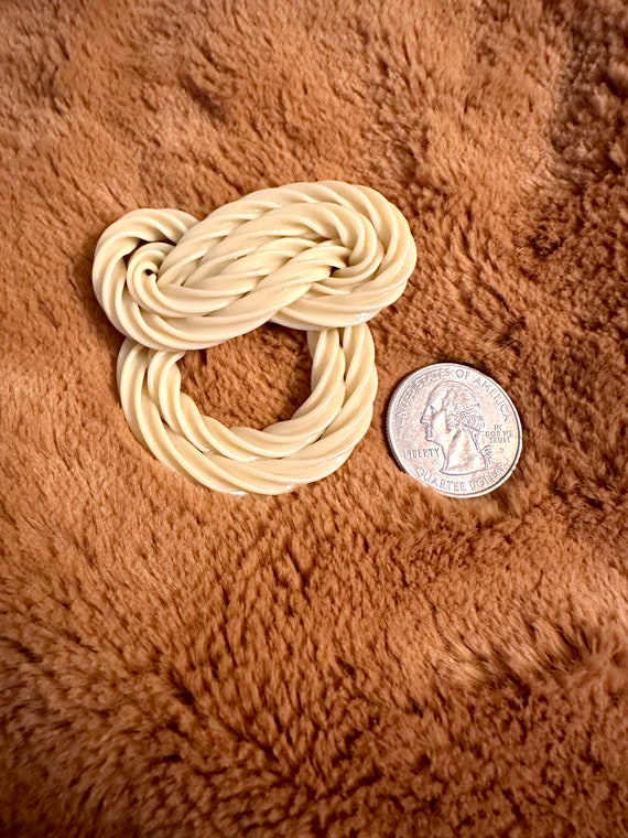 Celluloid Knot Brooch - image 3