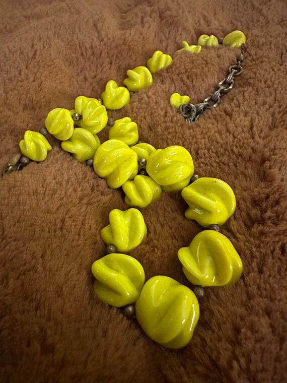 Vintage Chartreuse Glass Bead Choker Necklace - image 6