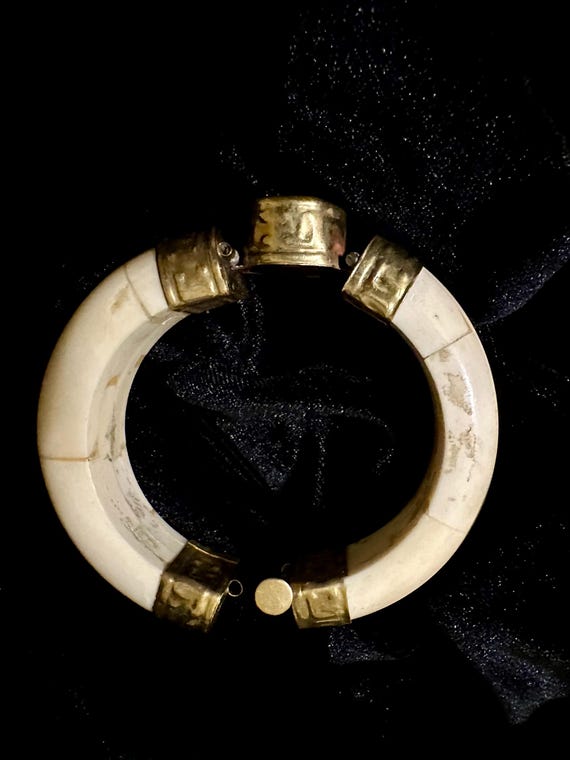 Vintage Bovine Bone Hinged Bracelet with Agate - image 9