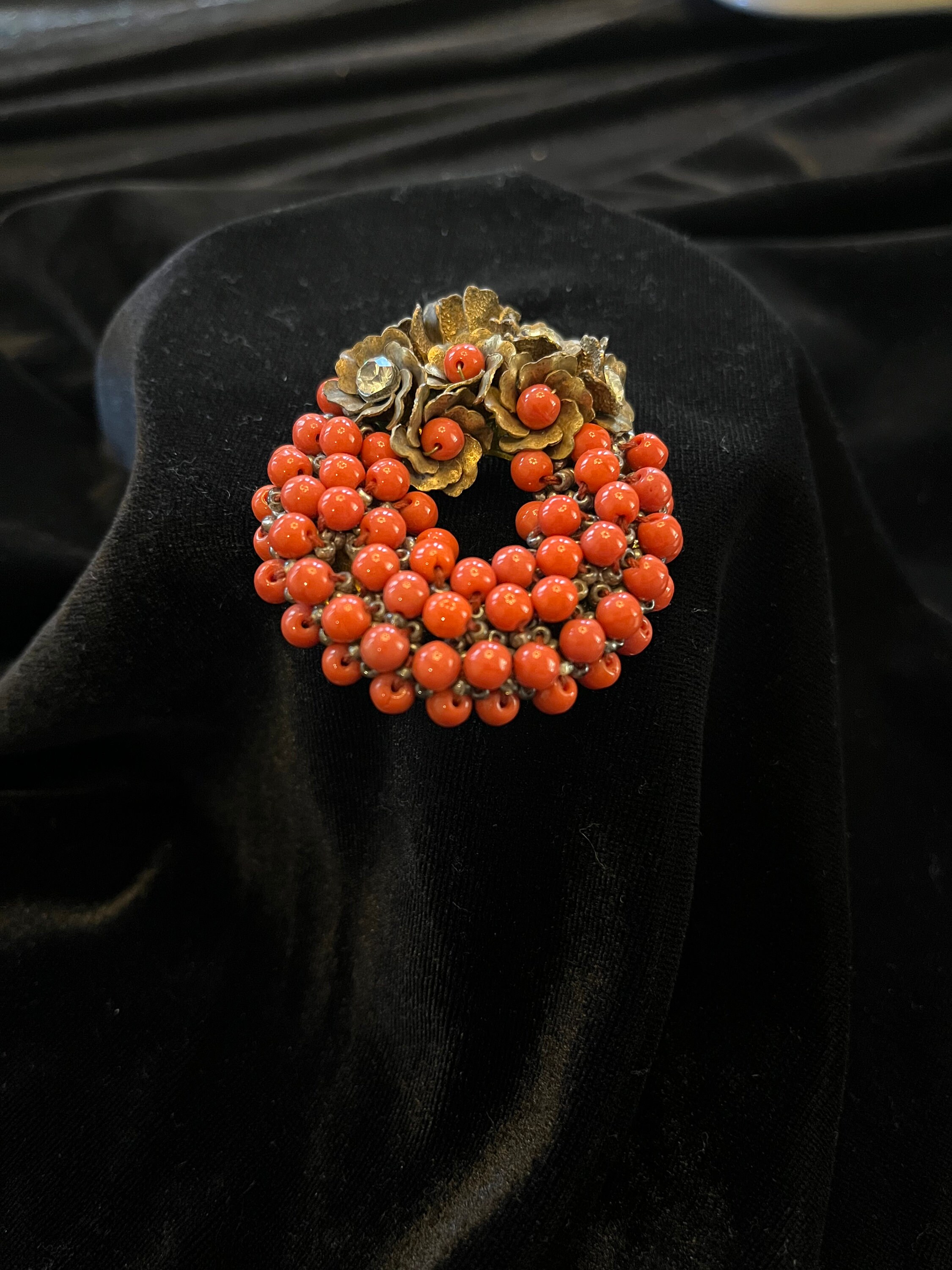 Miriam Haskell Coral Glass Bead Brooch - Etsy display picture 2