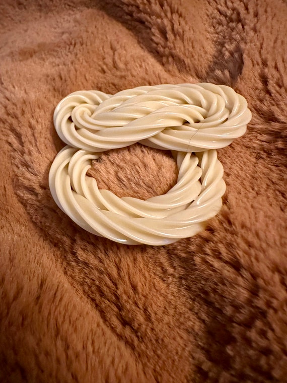 Celluloid Knot Brooch - image 9