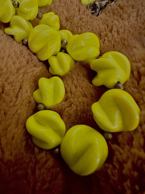 Vintage Chartreuse Glass Bead Choker Necklace - image 10