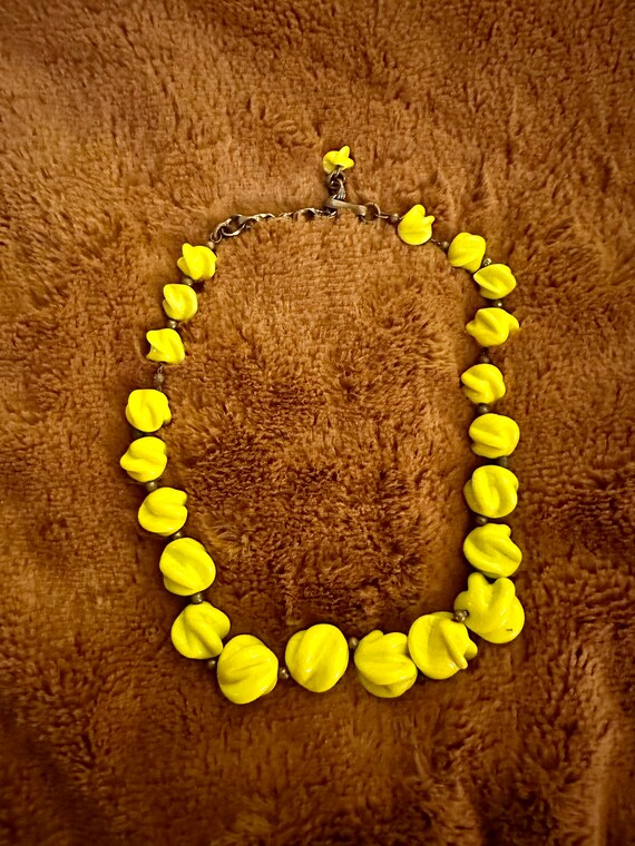 Vintage Chartreuse Glass Bead Choker Necklace - image 3