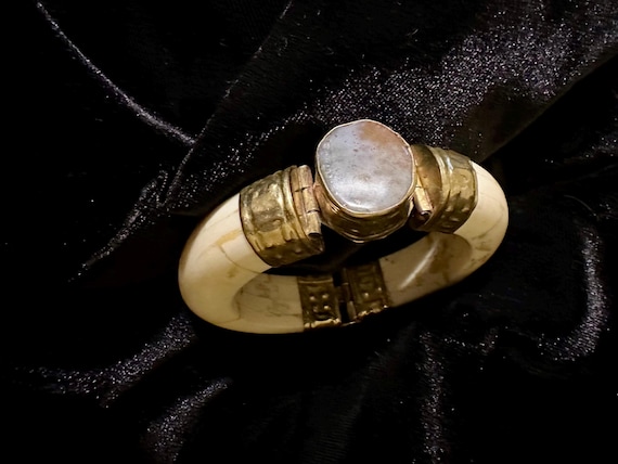 Vintage Bovine Bone Hinged Bracelet with Agate - image 6