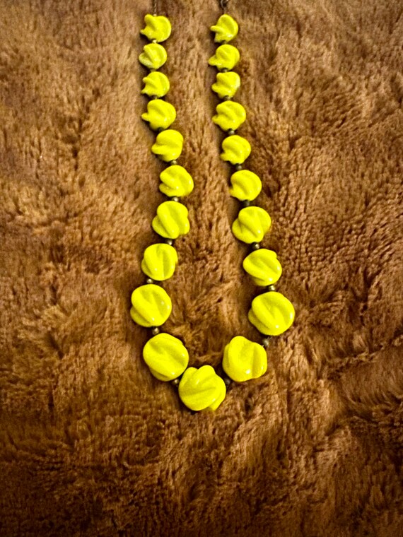 Vintage Chartreuse Glass Bead Choker Necklace - image 2