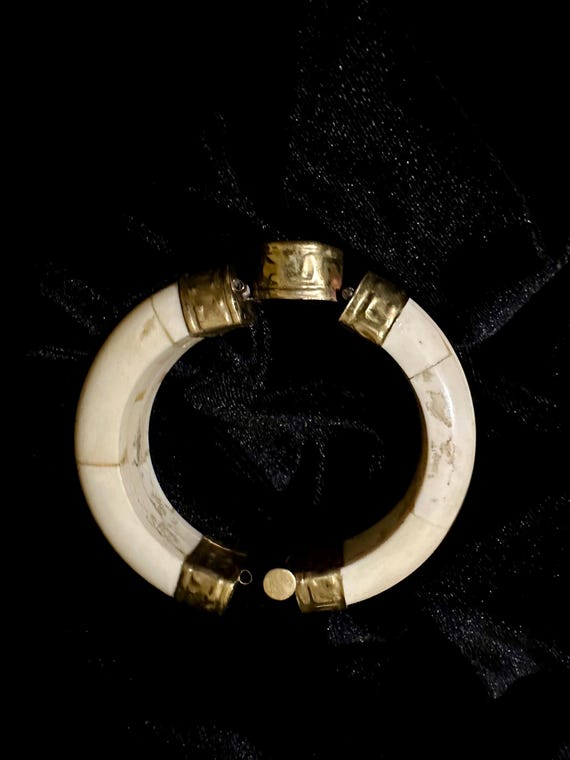 Vintage Bovine Bone Hinged Bracelet with Agate - image 10