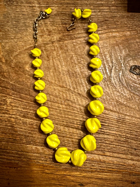 Vintage Chartreuse Glass Bead Choker Necklace - image 5
