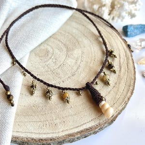 Collar de macramé con conchas marinas, gargantilla con colgante de concha natural, cuentas de ágata ojo de tigre, dije de latón, joyería bohemia, regalo único de amuleto tribal playero
