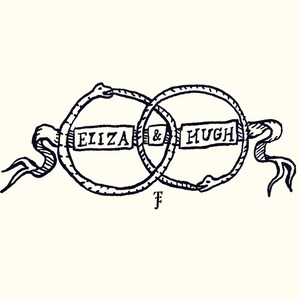 Könnte beinhalten: Schwarz-weiße Illustration mit zwei ineinandergreifenden Kreisen, die jeweils von einer Schlange umgeben sind, die sich in den Schwanz beißt. Die Namen "ELIZA & HUGH" sind auf rechteckigen Bannern innerhalb der Kreise eingetragen, mit einem dekorativen Band und dem Buchstaben "F".