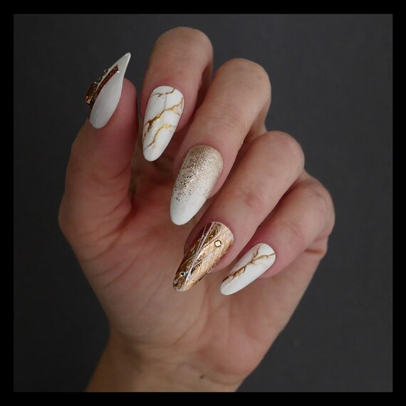Uñas blancas y doradas Press-on uñas de almendra glitter - Etsy España