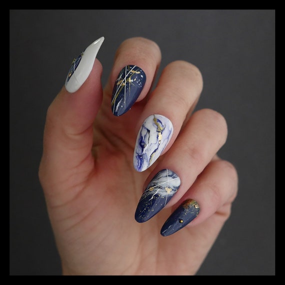 Uñas azul marino y blancas a presión. detalles dorados - Etsy México