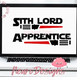 以下が含まれることがあります： ノートパソコンには、太字の黒いフォントで「SITH LORD」と「APPRENTICE」という言葉が表示され、赤い水平線があります。「DIGITAL ART」という言葉が左上に円で表示されています。ノートパソコンは白い表面にあります。