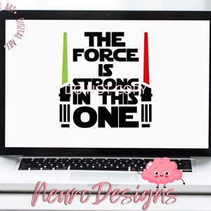 Puede incluir: Una pantalla de computadora portátil que muestra un gráfico en blanco y negro con el texto "The Force is Strong in This One!" con líneas verdes y rojas a cada lado del texto. La computadora portátil está sobre una superficie blanca con un cerebro de dibujos animados rosa con una cara sonriente.