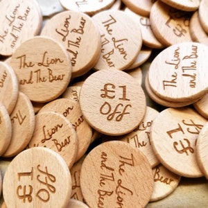 Disco de madera natural grabado de 3 cm con acabado liso para fichas de boda Fichas para bebidas Nombre personalizado o número de mesa Perfecto para una fiesta