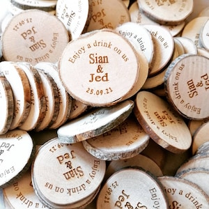 Fichas para bebidas en forma de tronco de madera grabadas de 3 a 5 cm para decoraciones de mesa de boda. Nombre personalizado o número de mesa. ¡Perfectas para una boda rústica!