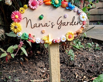 Gepersonaliseerde tuinbord houten paal verfraaid met bloemen, insecten, vogels, groenten en dieren in het wild