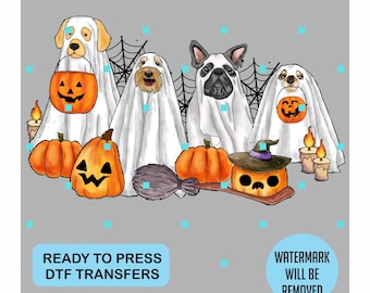 Op de afbeelding: Vier honden verkleed als geesten voor Halloween. Elke hond houdt een jack-o'-lantern vast. Er is een bezem en pompoenen in de scène. De tekst "READY TO PRESS DTF TRANSFERS" staat onderaan de afbeelding. De tekst "WATERMARK WILL BE REMOVED" staat in een cirkel rechtsonder in de afbeelding.