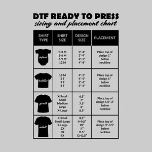 Op de afbeelding: Een grafiek die de maatvoering en plaatsing van ontwerpen voor verschillende soorten shirts laat zien, waaronder baby-, peuter-, jeugd- en volwassen maten. De grafiek bevat de shirtmaat, de ontwerpmaat en de plaatsingsinstructies voor elk type shirt.