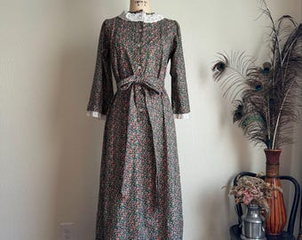 Vintage 1970s Calico Prairie Dress w/ Lace Trim, Matching Belt, Ruffle Hemline & Button Up Front | S/M
