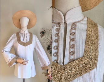 1970s Miss K Alfred Shaheen Vintage Bohemian Cotton Blend Tunic with Macrame Embroidery, Bell Sleeves & Mandarin Collar