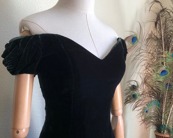 90s Green Velvet Off-The-Shoulder Cocktail Dress by En Francais by Huey Waltzer | XS