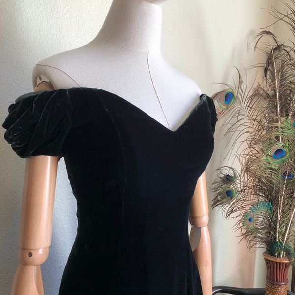 90s Green Velvet Off-The-Shoulder Cocktail Dress by En Francais by Huey Waltzer | XS