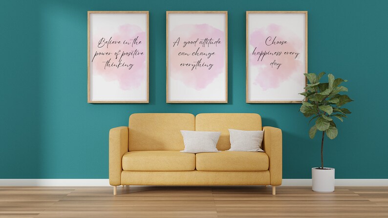 Peut inclure: Trois affiches de motivation encadr&eacute;es avec des fonds aquarelle et des citations inspirantes&nbsp;: &laquo;&nbsp;Croyez au pouvoir de la pens&eacute;e positive&nbsp;&raquo;, &laquo;&nbsp;Une bonne attitude peut tout changer&nbsp;&raquo; et &laquo;&nbsp;Choisissez le bonheur chaque jour&nbsp;&raquo;. Les affiches sont accroch&eacute;es &agrave; un mur turquoise au-dessus d&rsquo;un canap&eacute; jaune avec des coussins blancs.